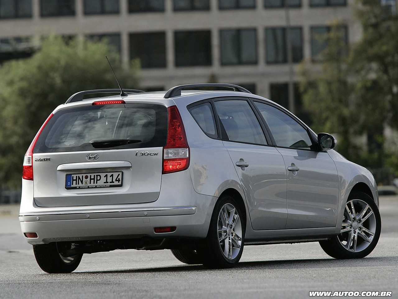 Hyundai�i30 CW - Foto 2 de 2 - 1600 x 1200 pixels2010 - �ngulo traseiro